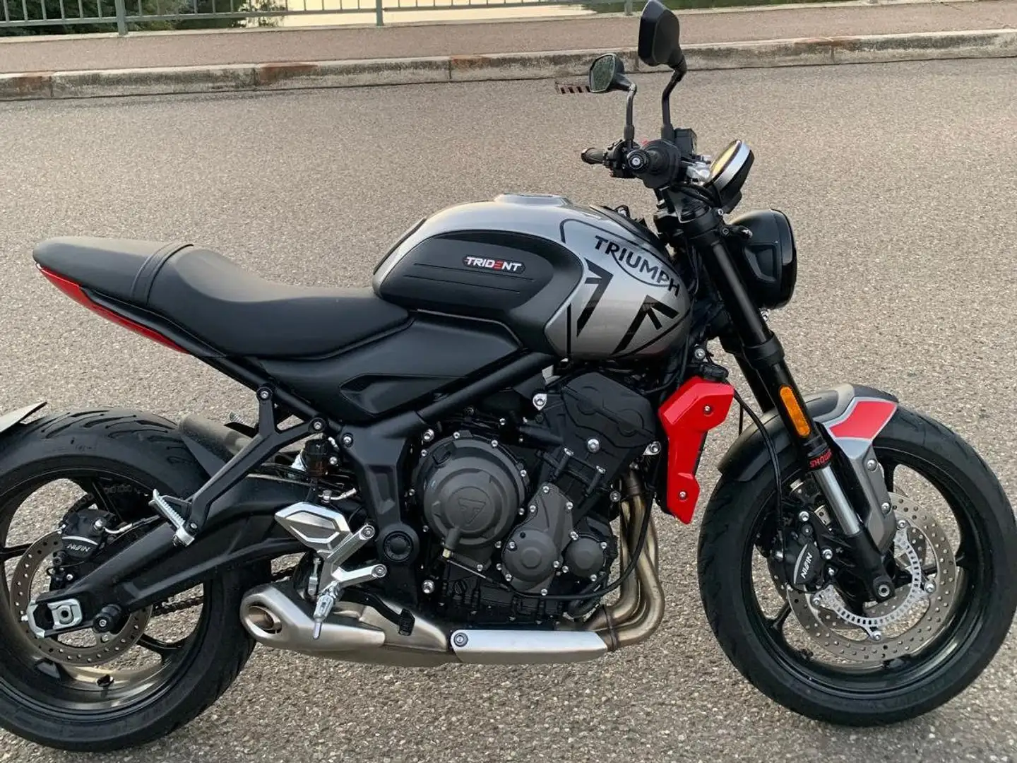 Triumph Trident 660 Stříbrná - 1