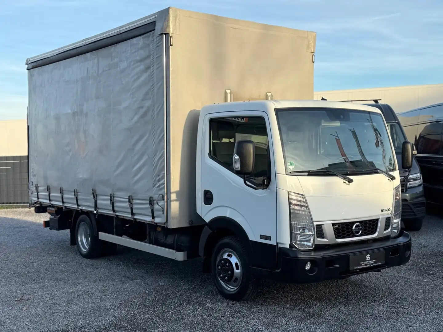 Nissan NT400 Weiß - 1