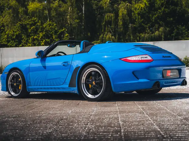 Porsche 911 view 12
