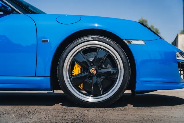 Porsche 911 view 8