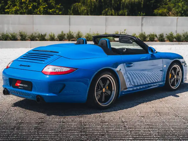 Porsche 911 view 10
