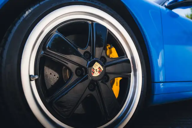 Porsche 911 view 7