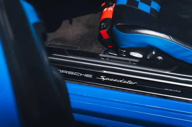 Porsche 911 view 13