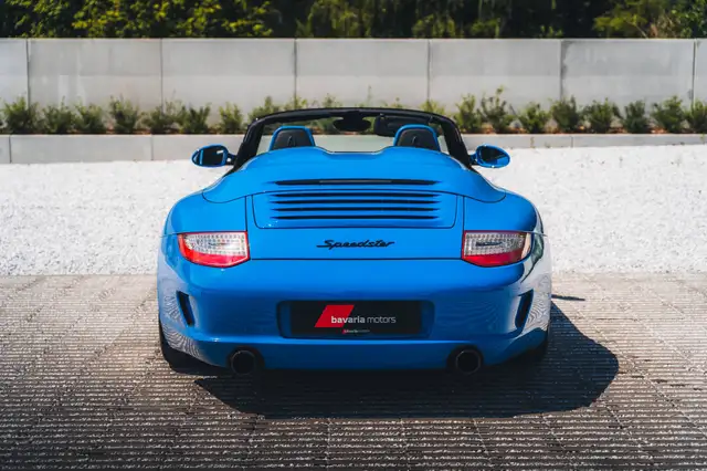 Porsche 911 view 11