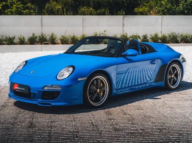 Porsche 911 view 3