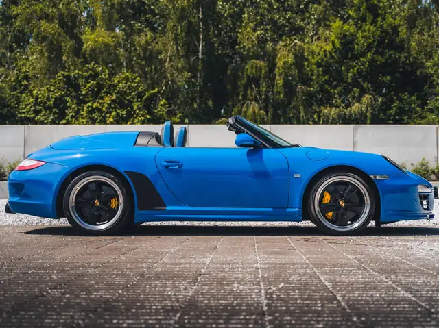 Porsche 911 view 9