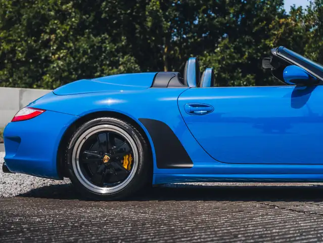 Porsche 911 view 6