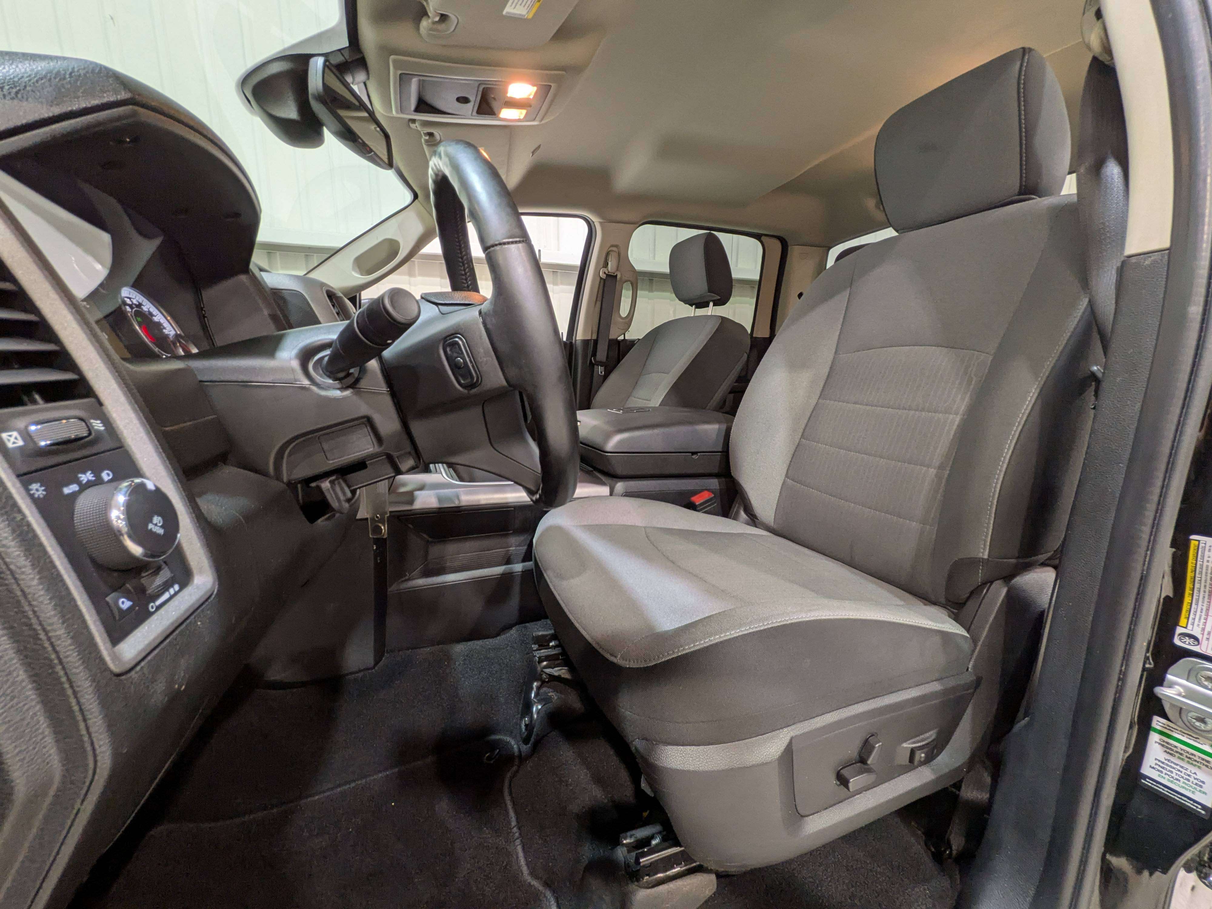 2021 RAM 1500 Express, 5.7L, 4X4 Crew cab, Volant chauffant — снимка 1