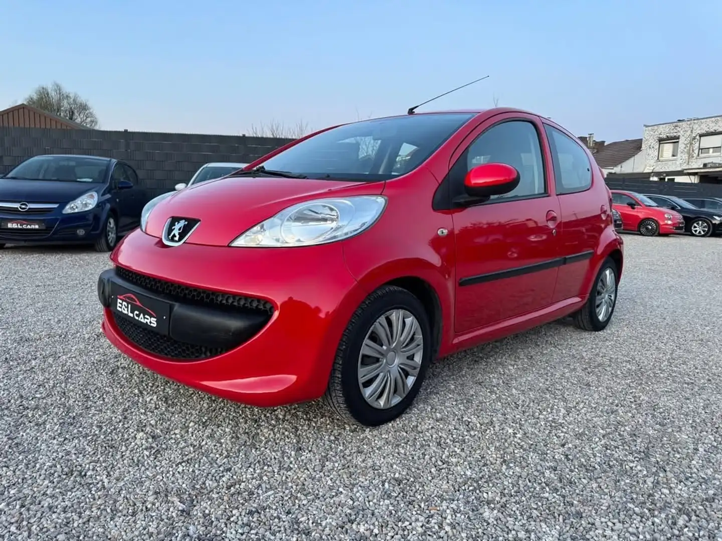 Peugeot 107 1.0i **12 mois de garantie** Rouge - 1