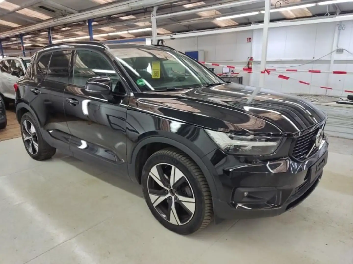 Volvo XC40 R Design Recharge Plug-In Hybrid Schwarz - 2