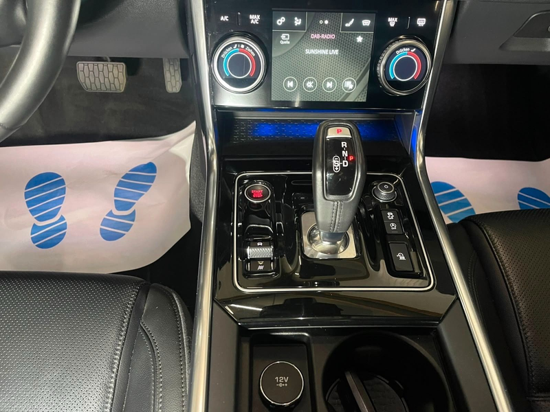 Jaguar XE SE — photo 14