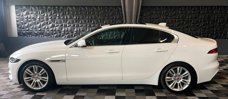 Jaguar XE SE — photo 10