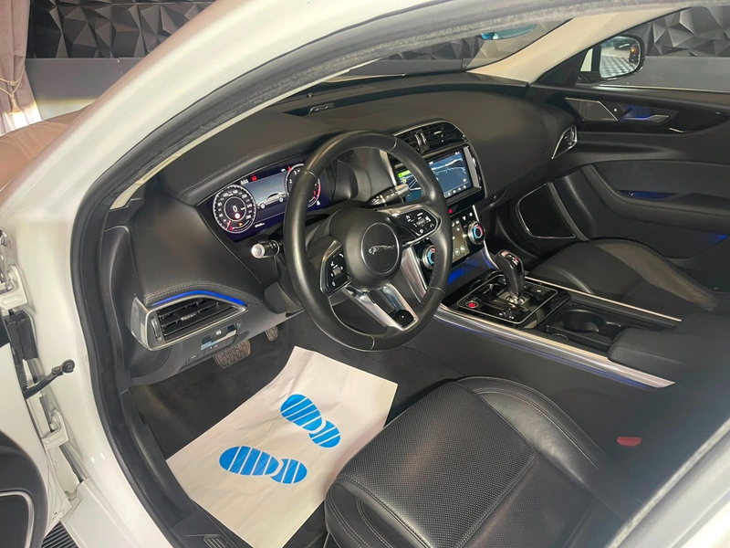 Jaguar XE SE — photo 15