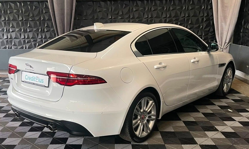 Jaguar XE SE — photo 6