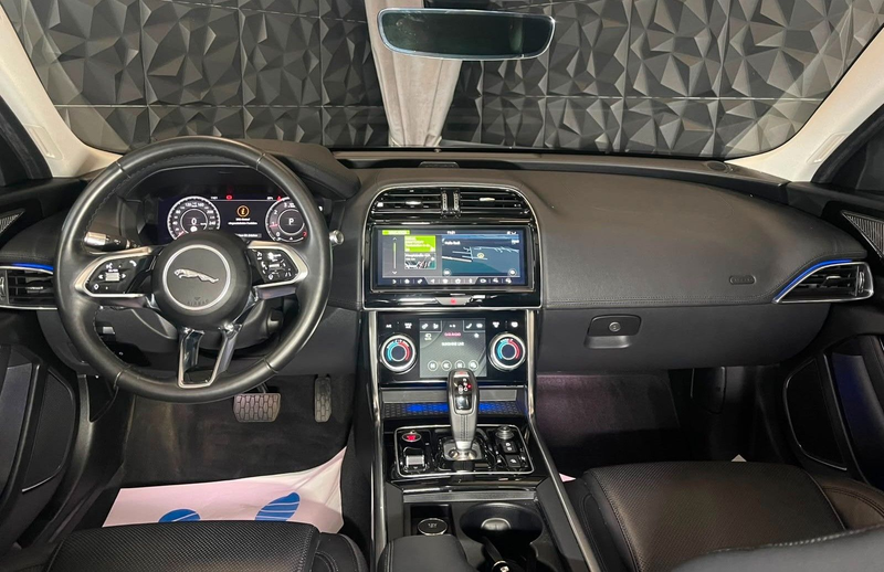 Jaguar XE SE — photo 12
