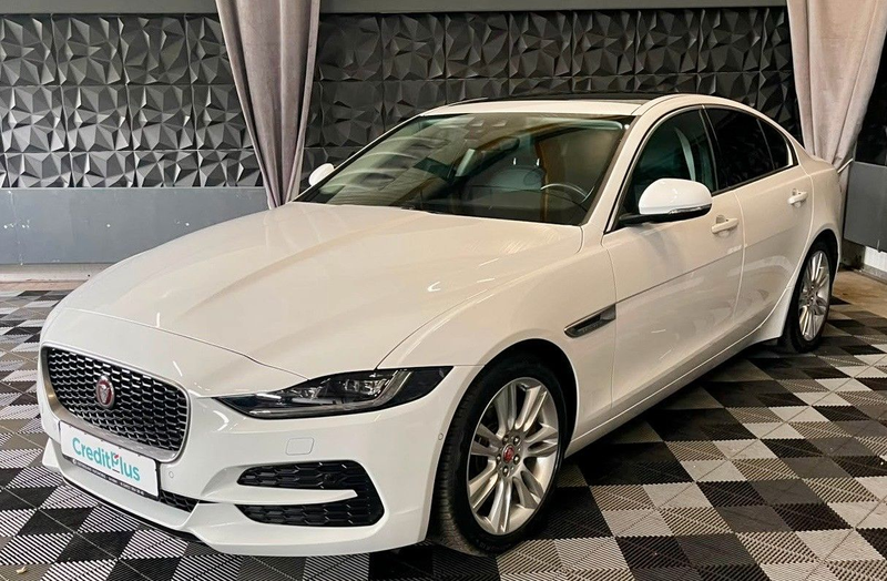 Jaguar XE SE — photo 3