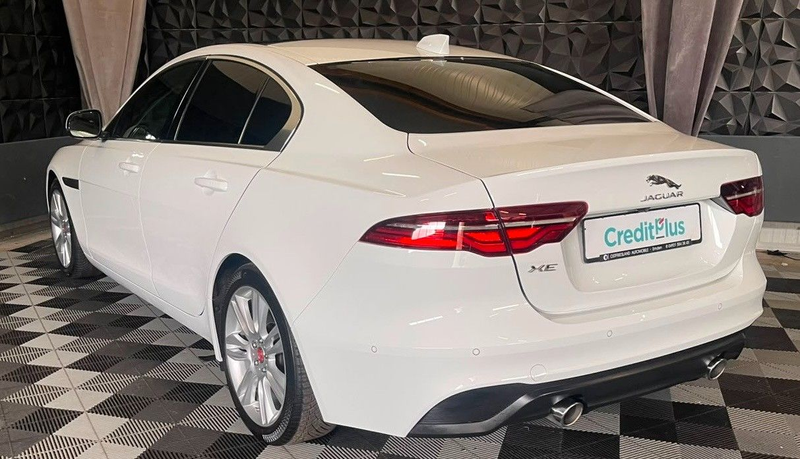 Jaguar XE SE — photo 7