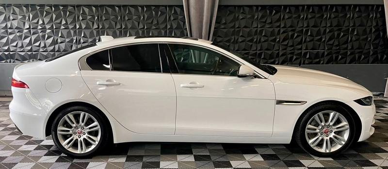 Jaguar XE SE — photo 9