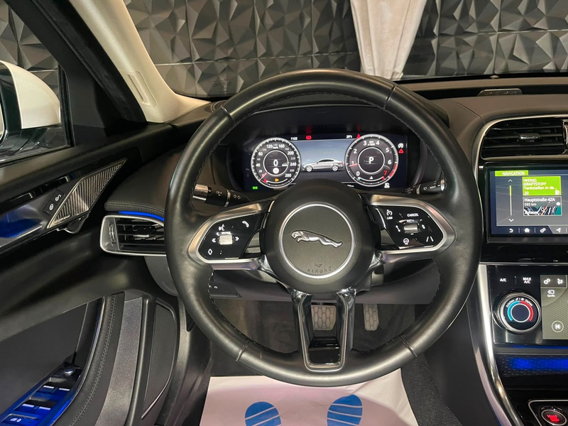 Jaguar XE SE — photo 11