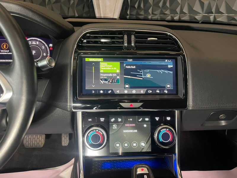 Jaguar XE SE — photo 13
