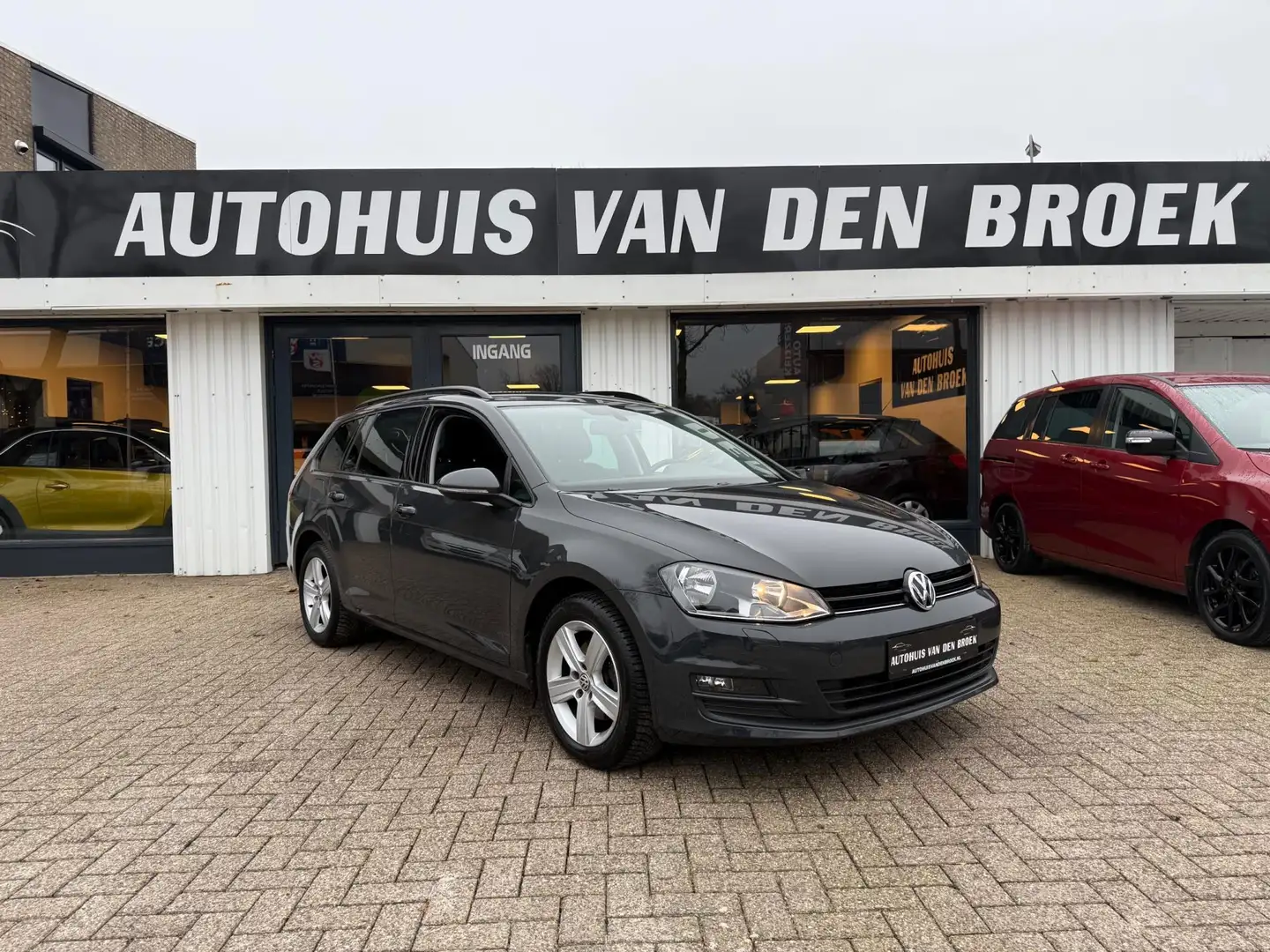 Volkswagen Golf Variant 1.2 TSI Highline 105Pk Navi Climate Ctr Pdc Stoelv Zwart - 1