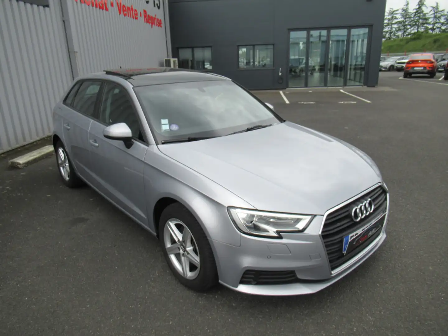 Audi A3 1.0 TFSI 115CH BUSINESS LINE S TRONIC 7 Grijs - 2
