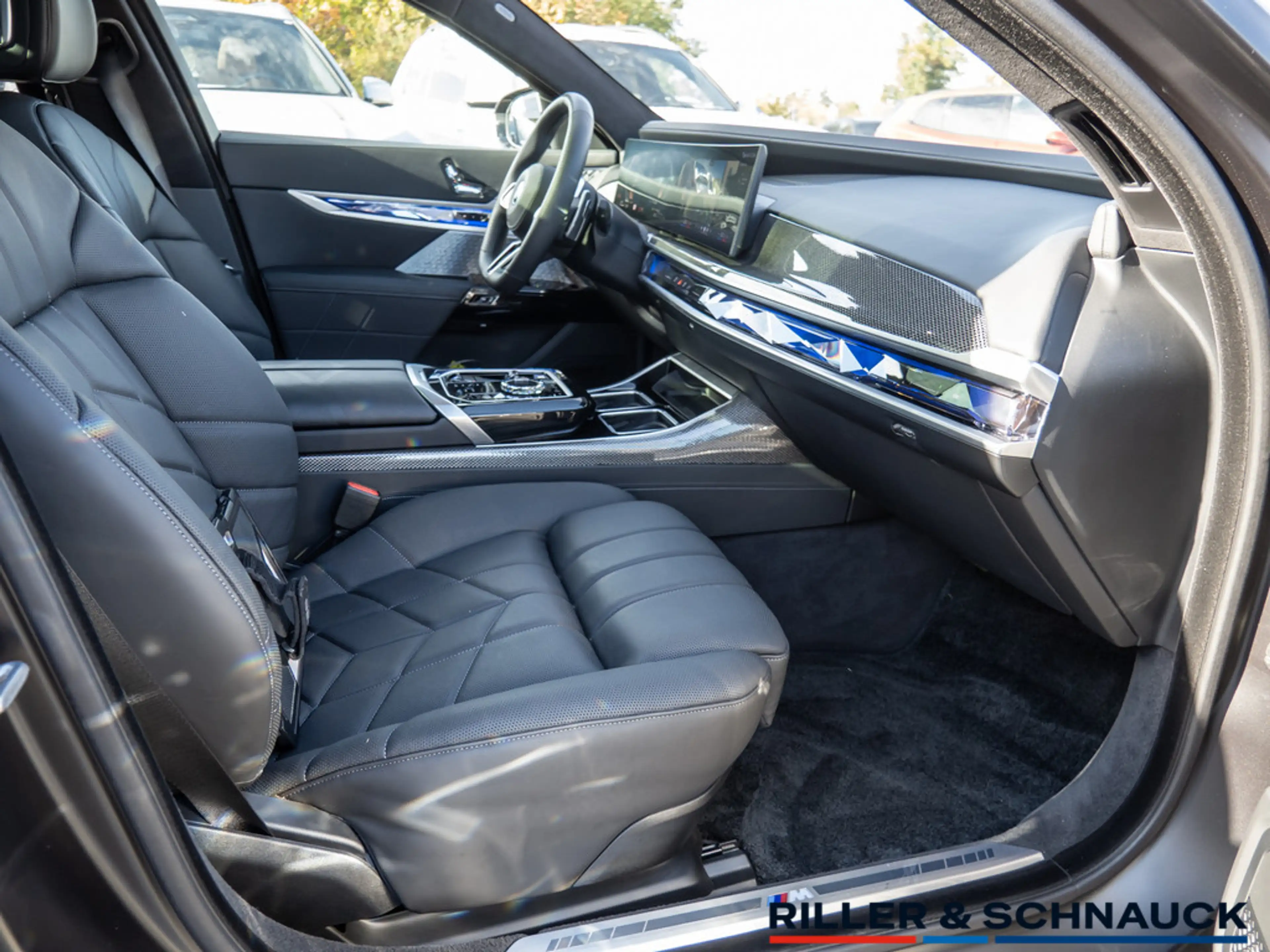 BMW 750 E XDRIVE — photo 8