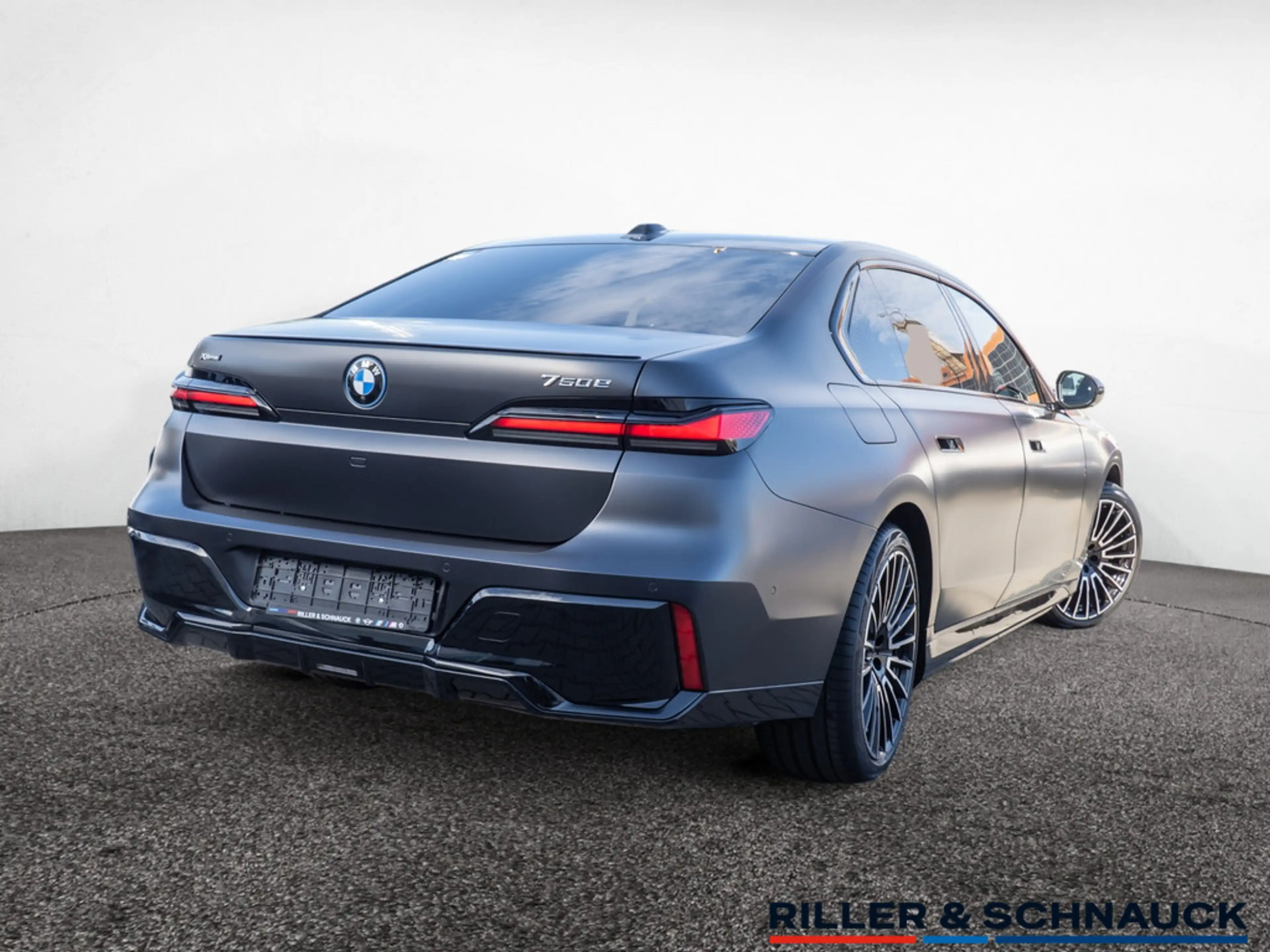 BMW 750 E XDRIVE — photo 4