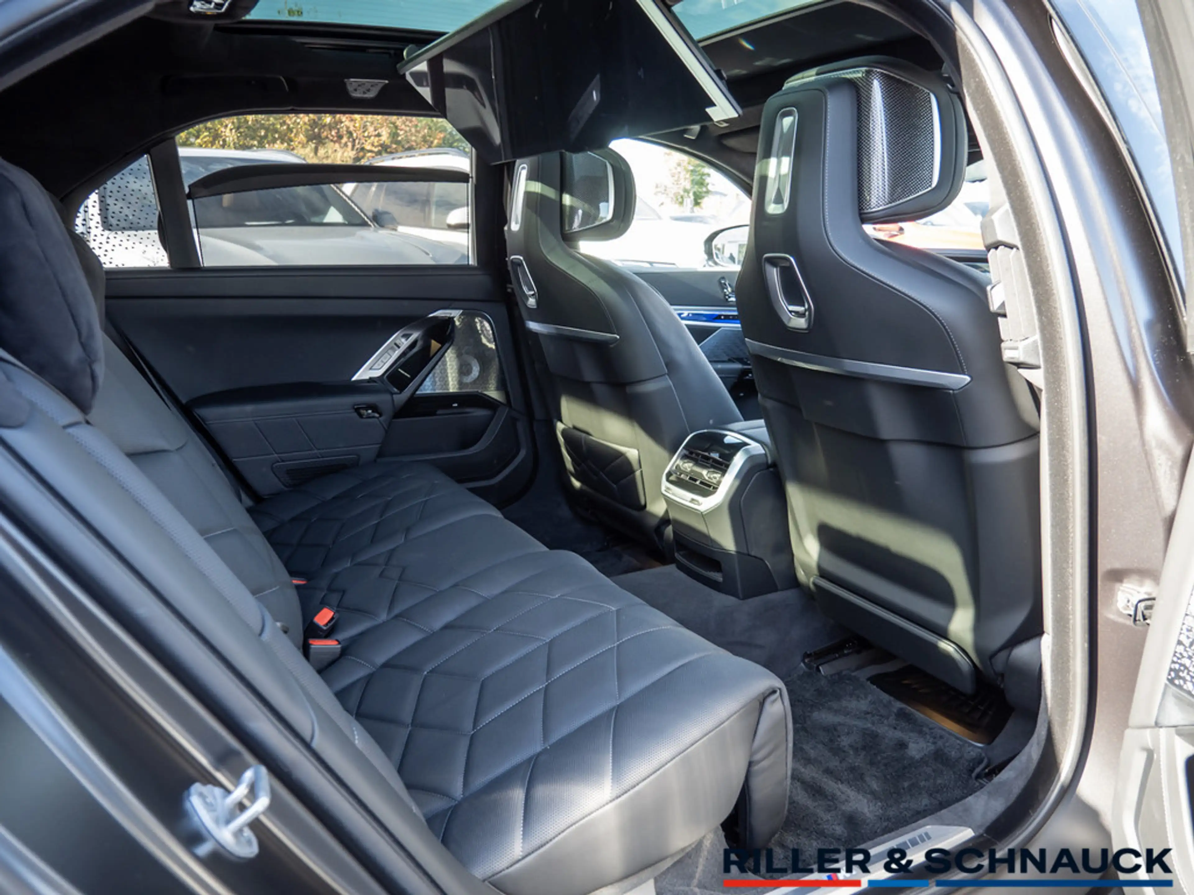 BMW 750 E XDRIVE — photo 9