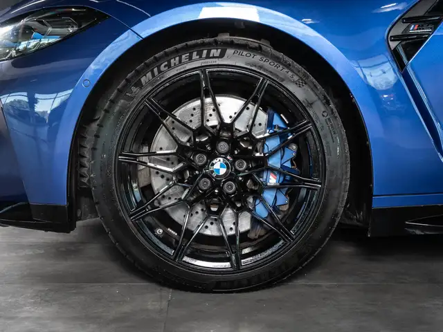 BMW M4 view 4