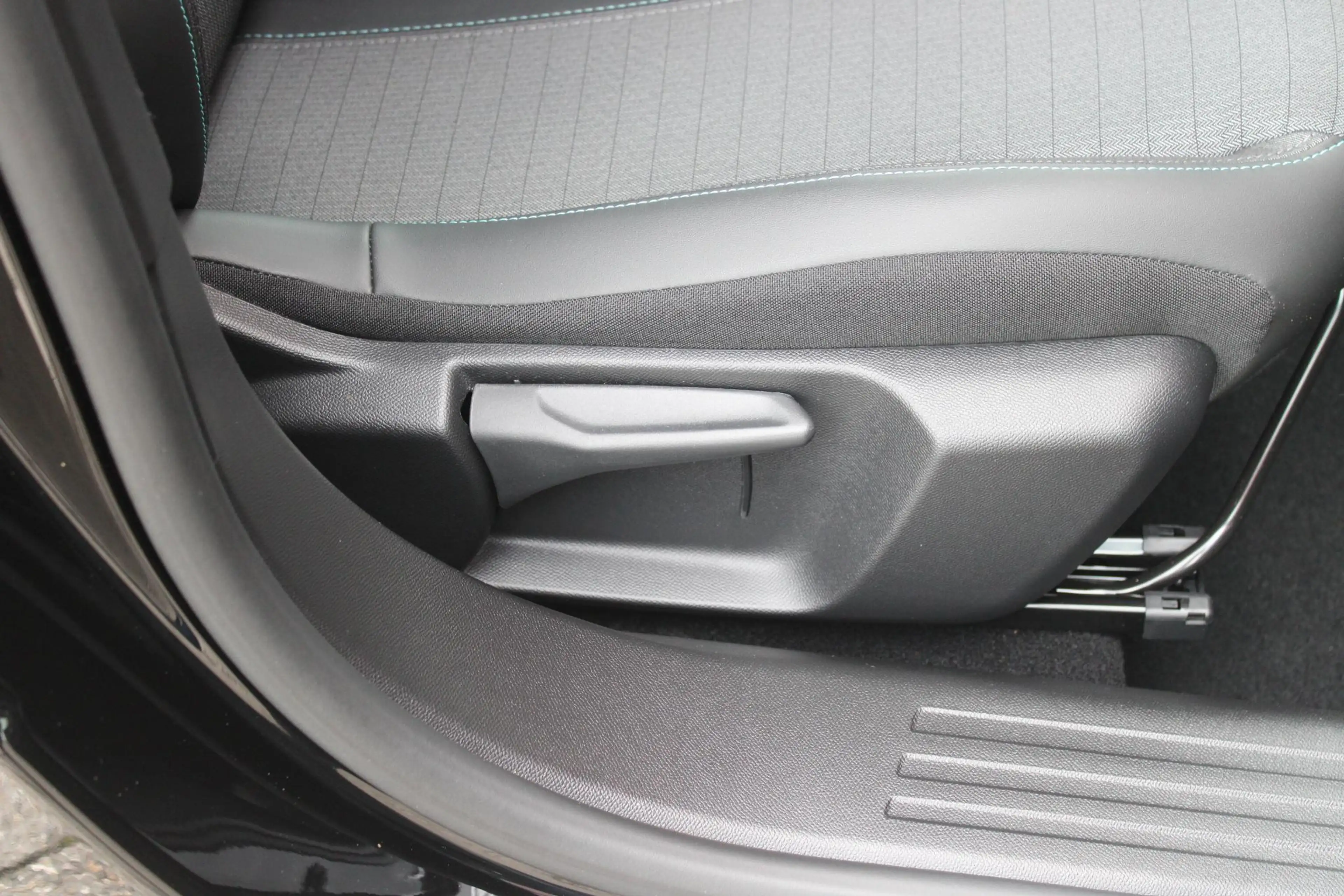 Peugeot 2008 1.2 100PK ALLURE PACK | AFNEEMBARE TREKHAAK | NAVI — photo 23