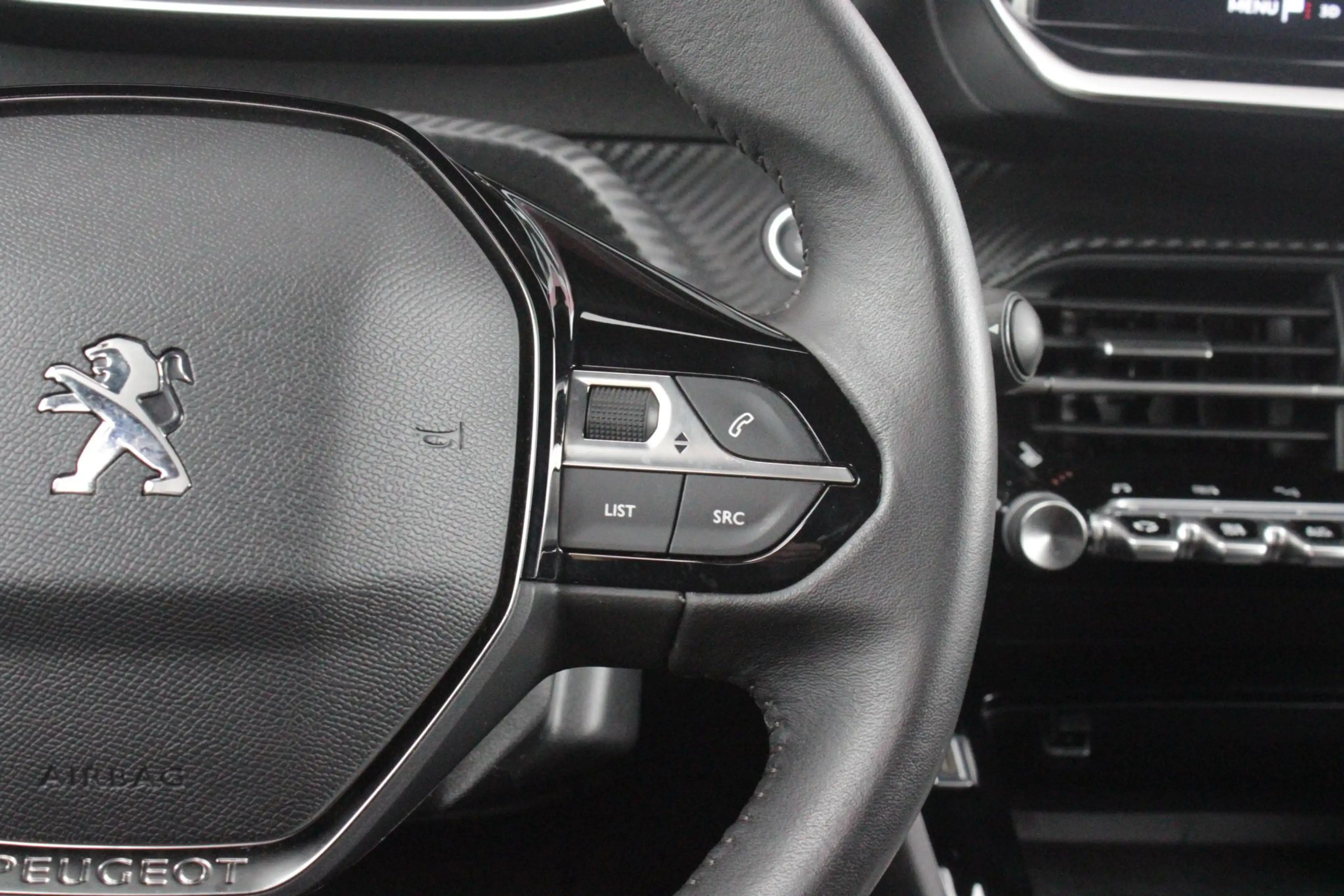 Peugeot 2008 1.2 100PK ALLURE PACK | AFNEEMBARE TREKHAAK | NAVI — photo 17