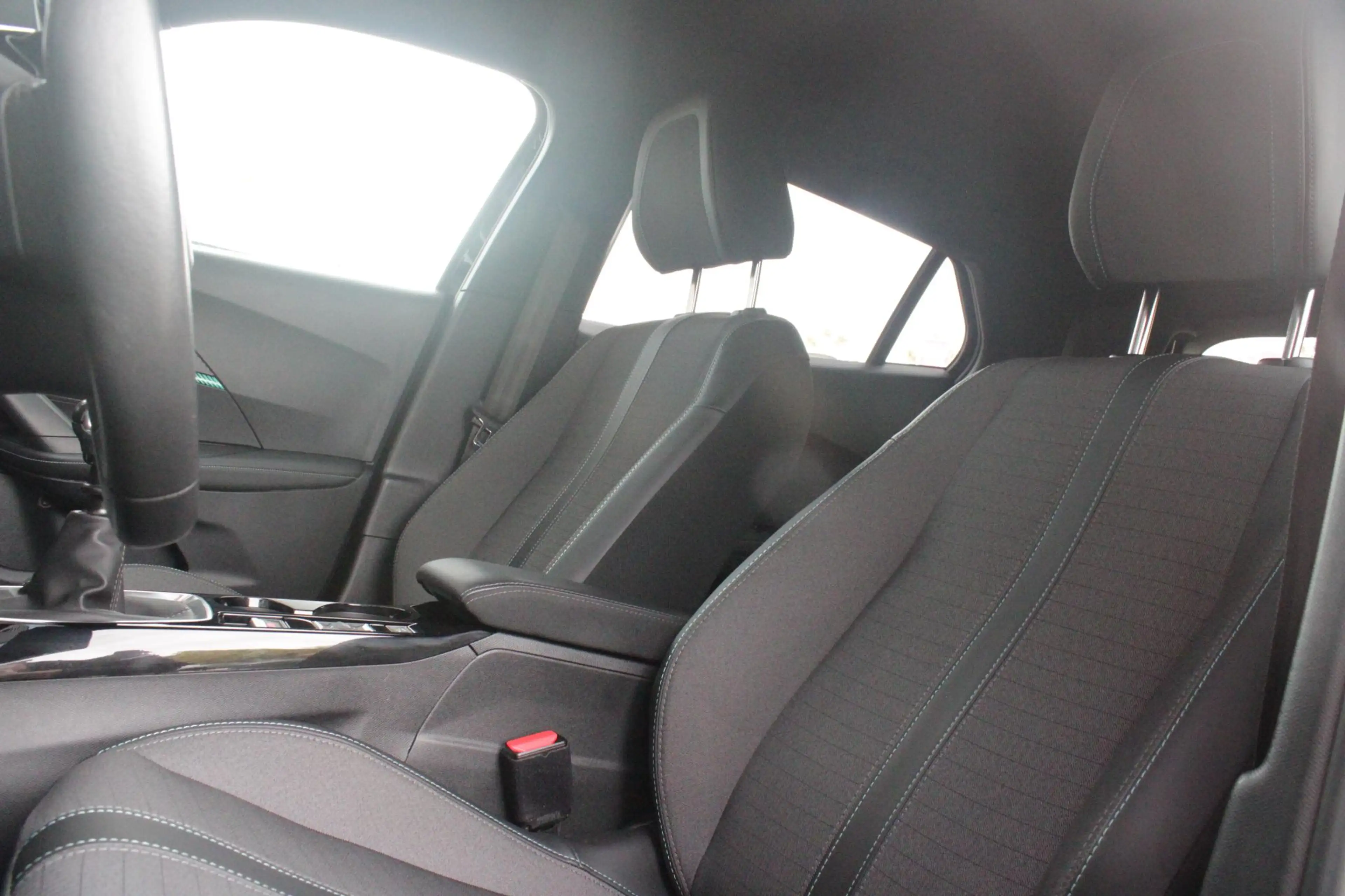 Peugeot 2008 1.2 100PK ALLURE PACK | AFNEEMBARE TREKHAAK | NAVI — photo 2