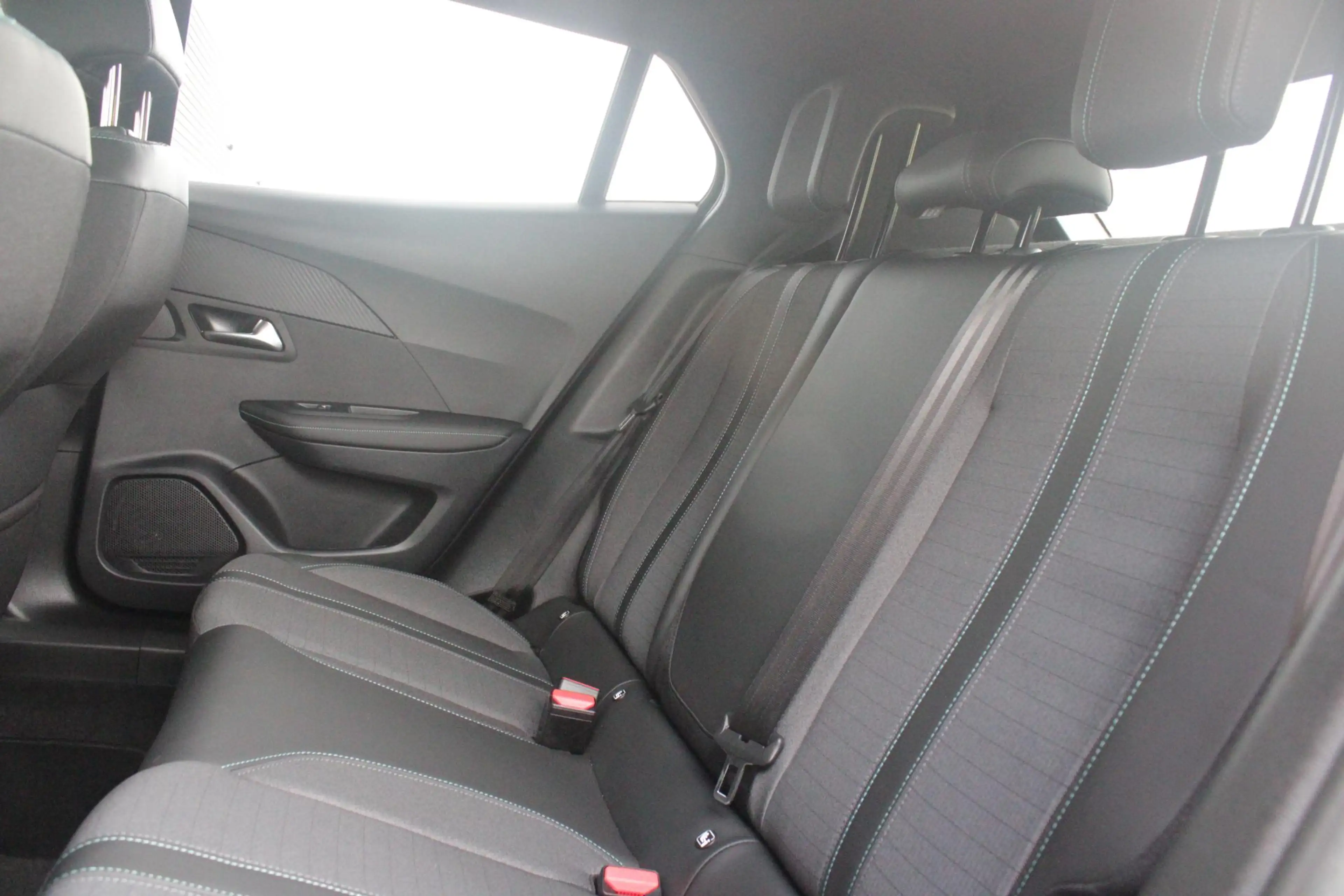 Peugeot 2008 1.2 100PK ALLURE PACK | AFNEEMBARE TREKHAAK | NAVI — photo 8