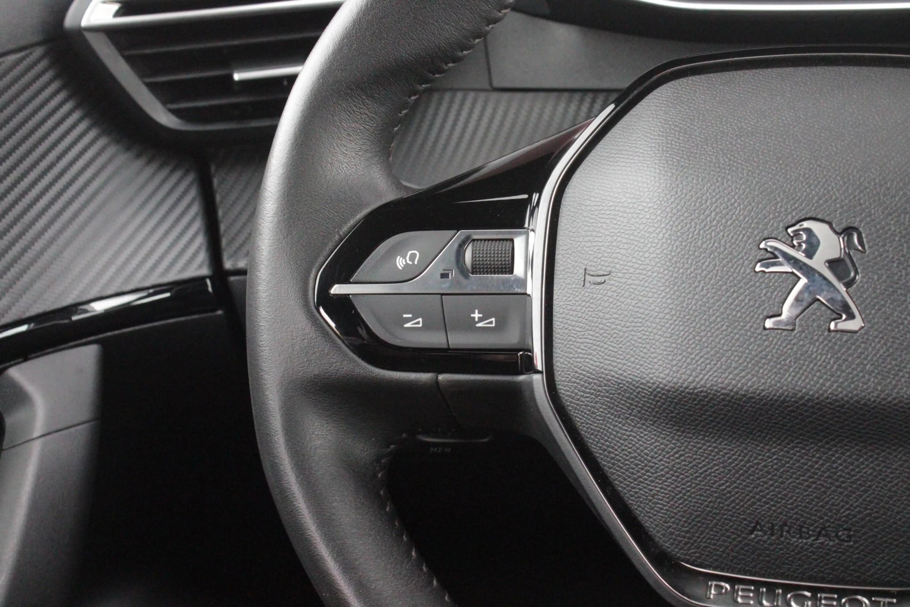 Peugeot 2008 1.2 100PK ALLURE PACK | AFNEEMBARE TREKHAAK | NAVI — photo 30
