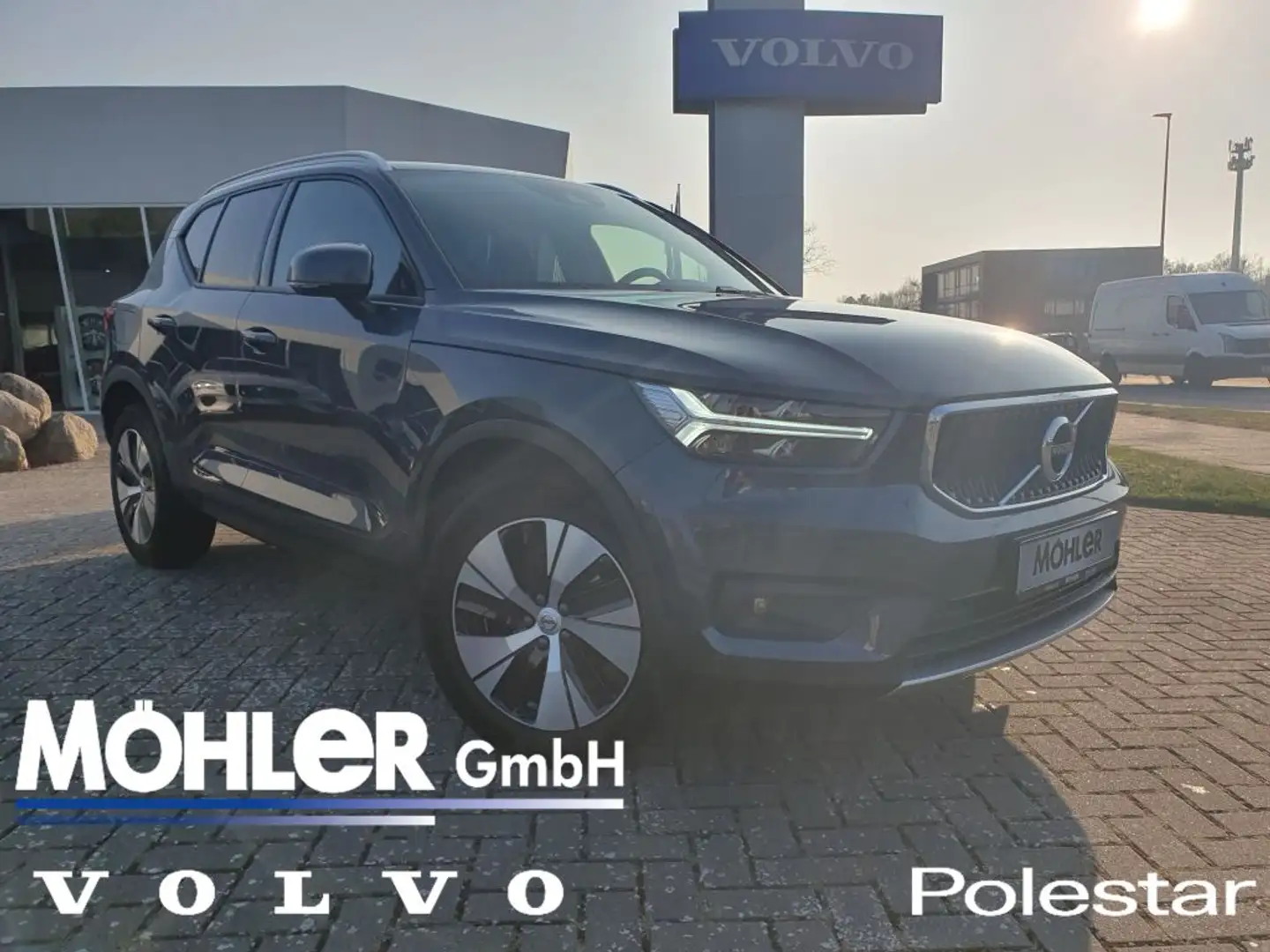 Volvo XC40 T3 Geartronic Momentum Pro Blau - 1