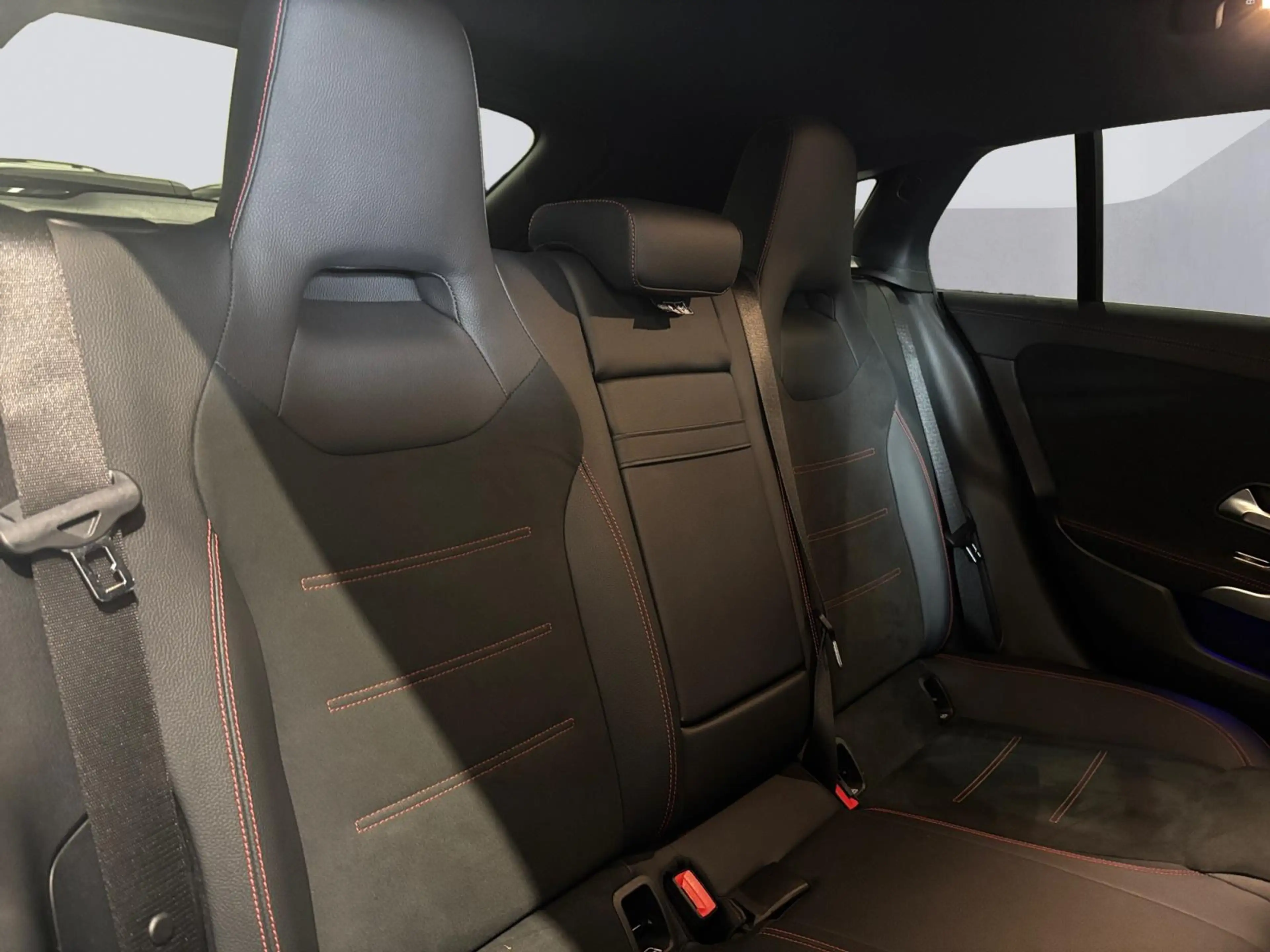 Mercedes-Benz CLA 200 Shooting Brake d AMG Line — photo 15