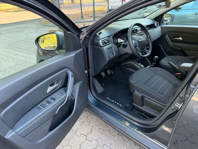Dacia Duster view 10