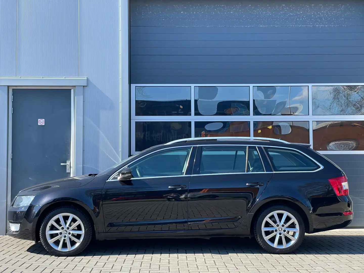 Skoda Octavia Combi 1.6 TDI Businessline | Panoramadak | Half le Zwart - 2