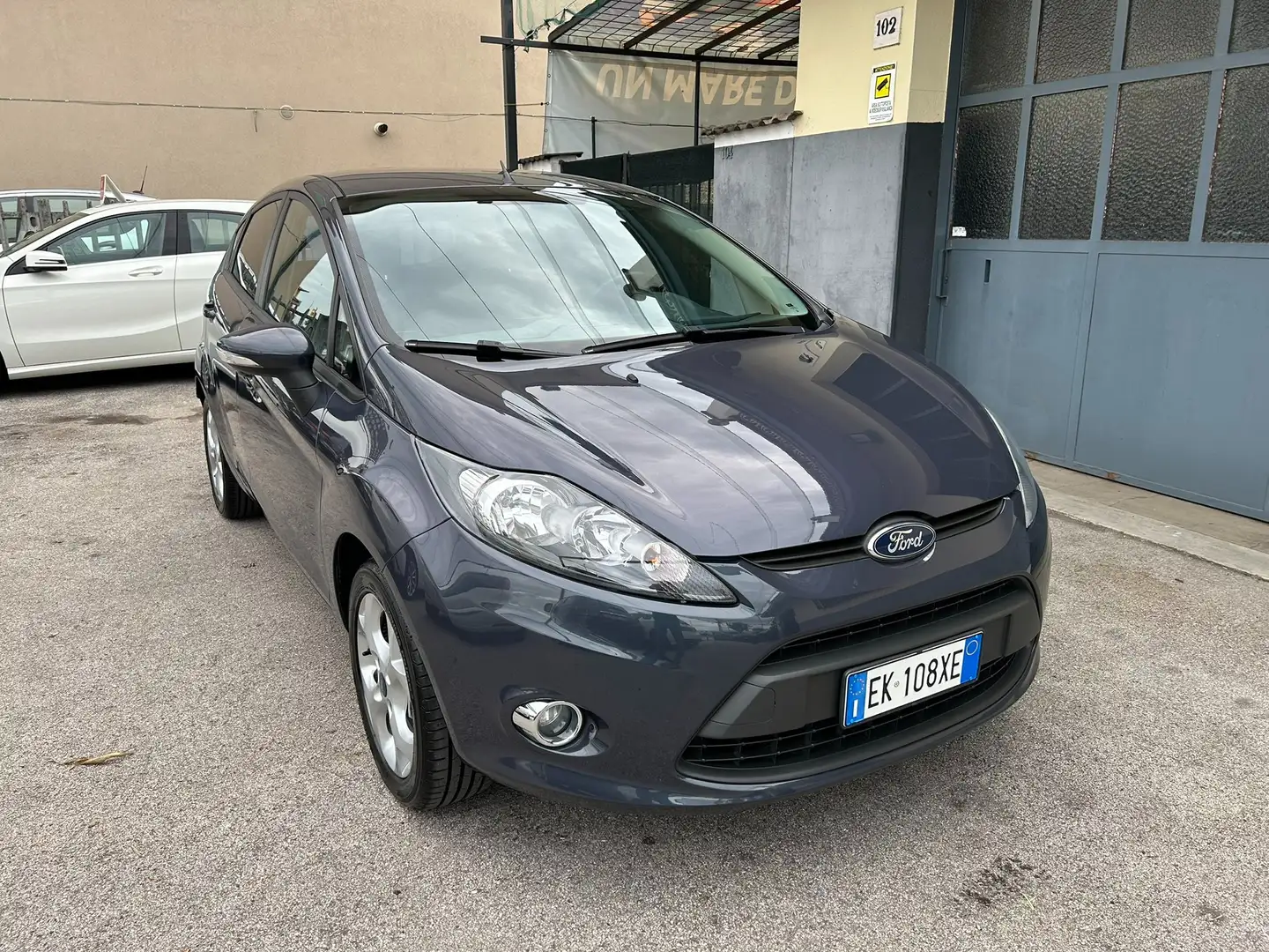 Ford Fiesta 1.4 TDCI 71CV Titanium - OK NEOPATENTATI Gris - 2