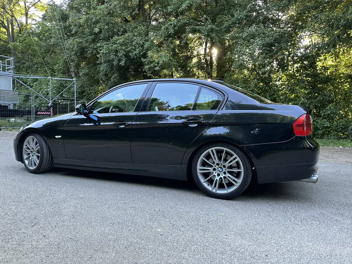 BMW 330 330i xDrive Individual Schwarz - 2