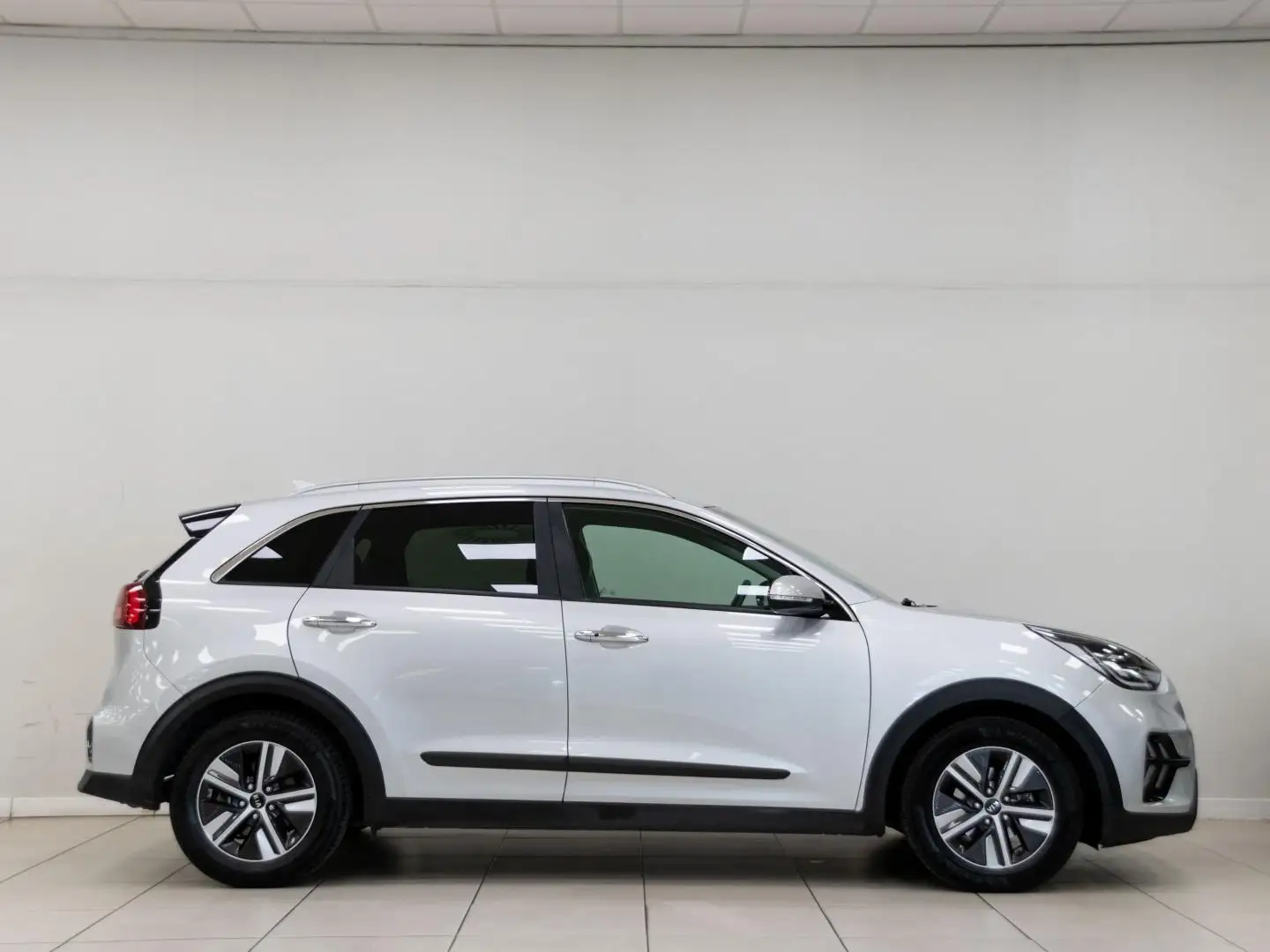 Kia Niro 1.6 GDi HEV 104kW (141CV) Drive Plateado - 2