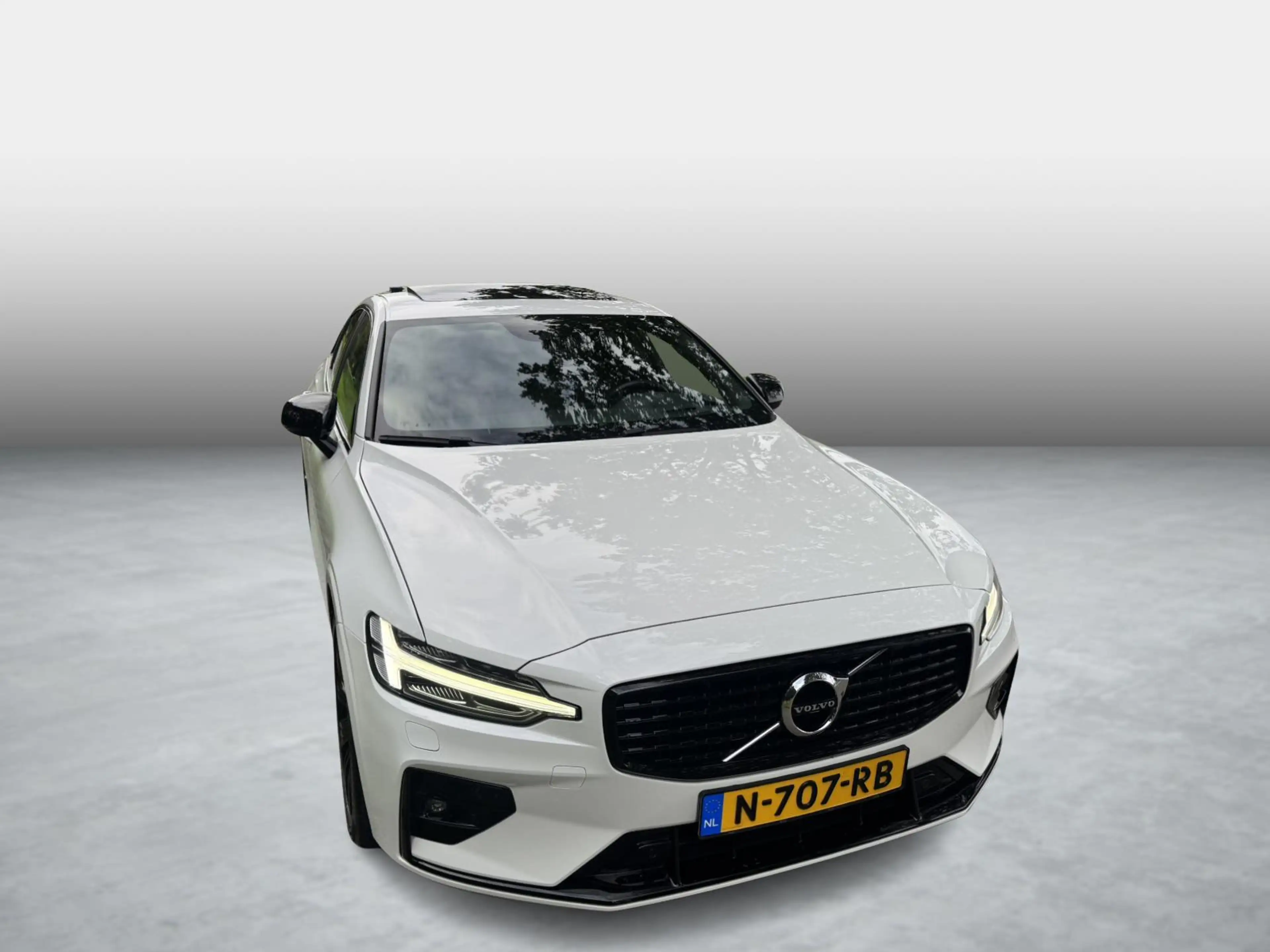 Volvo S60 2.0 B4 R-Design | Head-up Display | Harman Kardon — photo 3