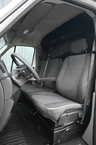 Opel Movano view 10