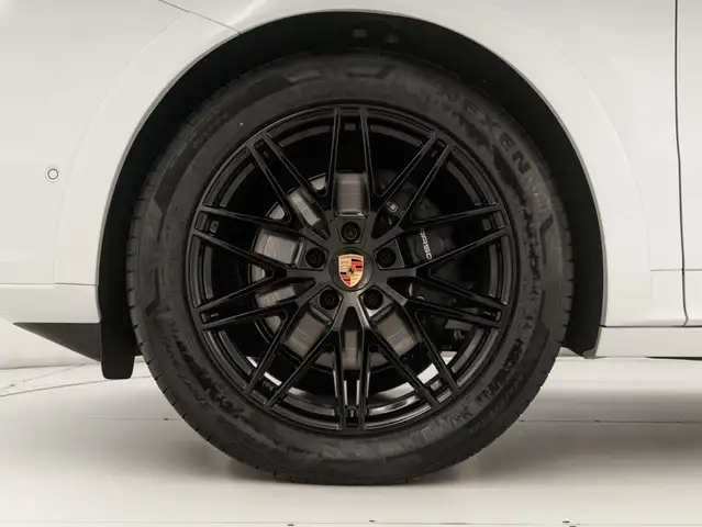 Porsche Cayenne view 9