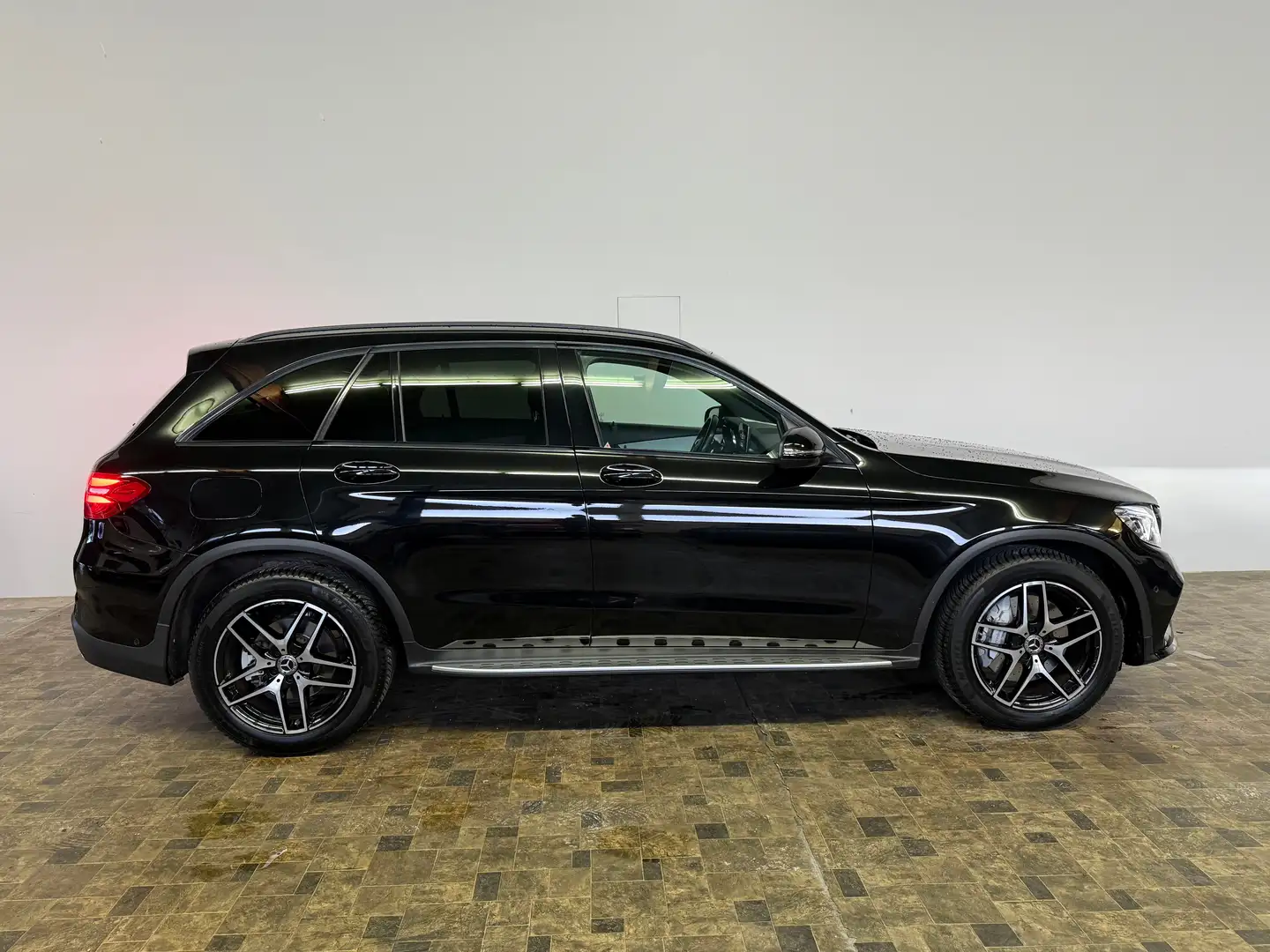 Mercedes-Benz GLC 250 GLC 250 4Matic , AMG Sport Paket, Pano, LED Schwarz - 1