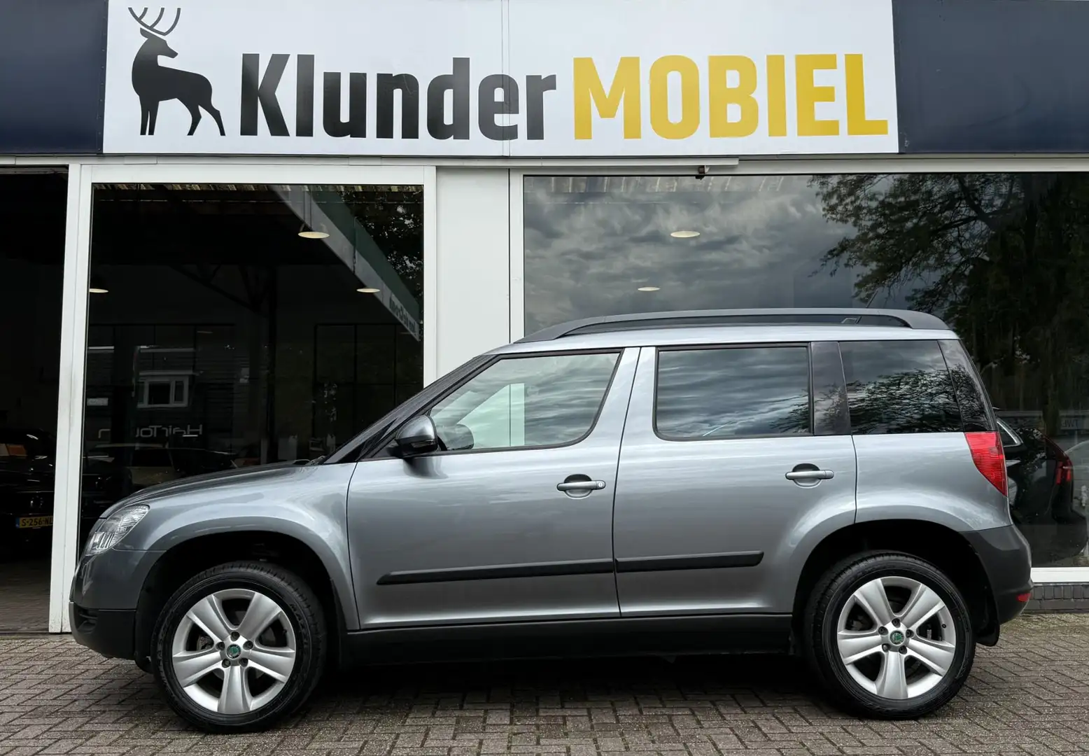 Skoda Yeti 1.2 TSI Elegance DSG |Xenon|Stoelverw.|Trekhaak| Grijs - 2