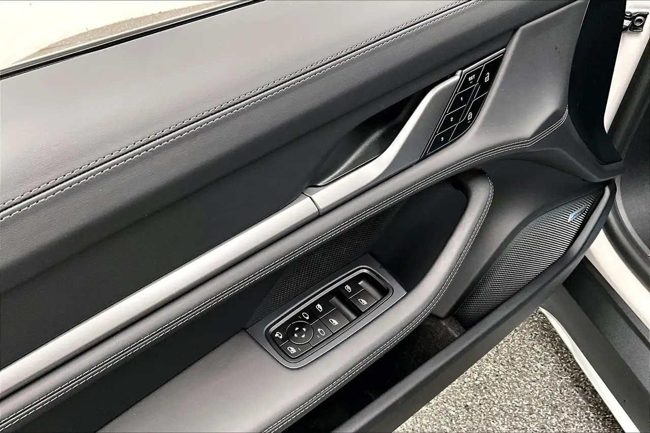 Porsche Taycan снимка Porsche Taycan
