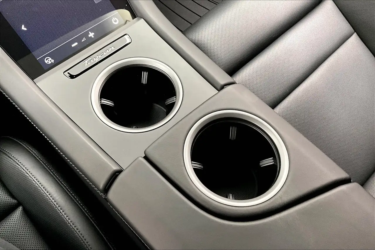 Porsche Taycan снимка Porsche Taycan