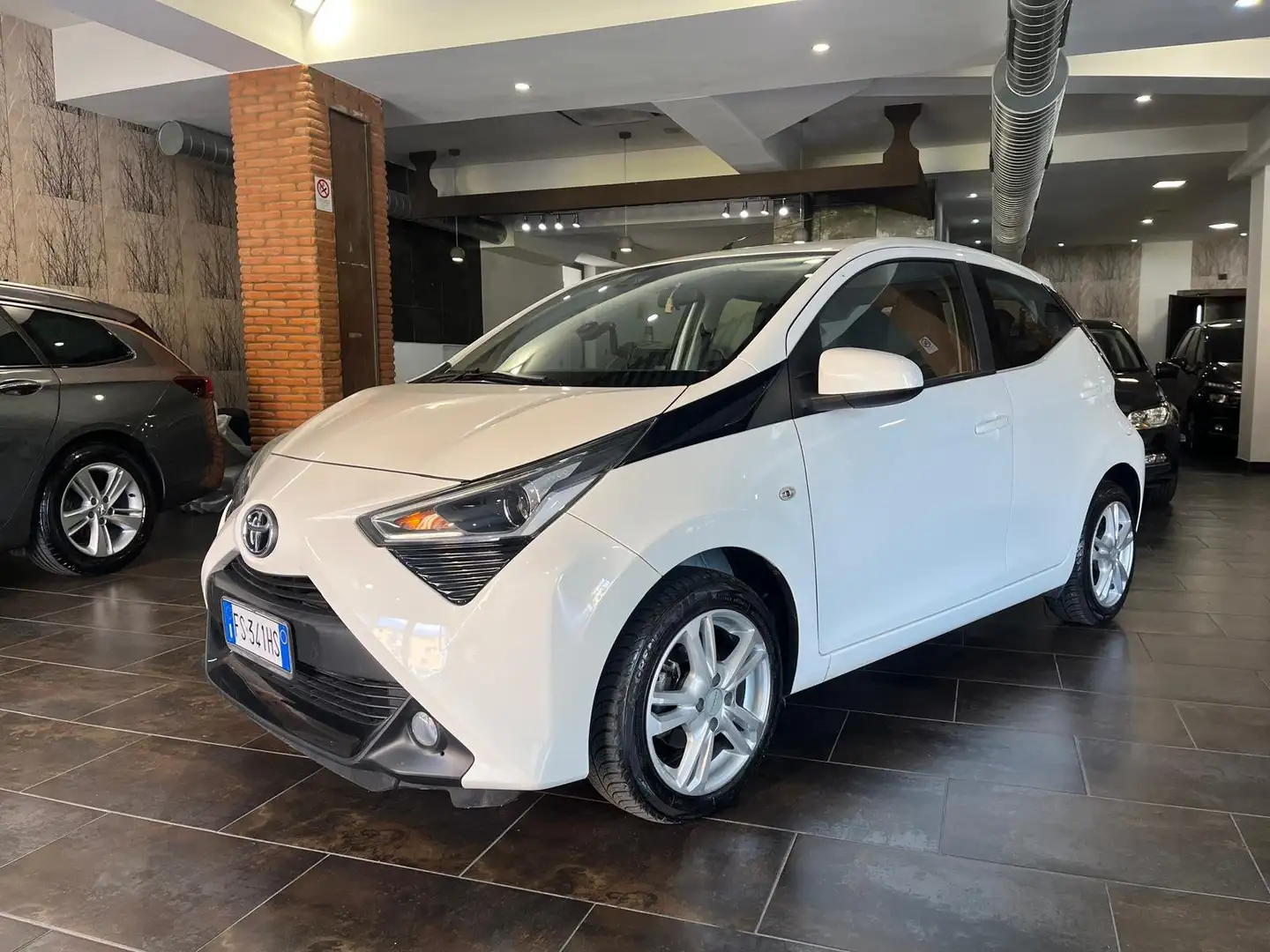 Toyota Aygo Aygo II 2018 5p 5p 1.0 x-play m-mt 72cv Biały - 1